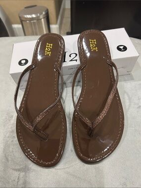 H2K Women's Brown Patent Thong Sandals